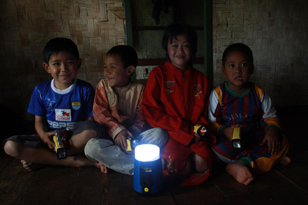 Anak-anak Desa Pulo Sari, Kecamatan Pangalengan ini sudah puluhan tahun hidup tanpa listrik. Penerangan tak tidak masuk ke kampung mereka. Foto: Walhi