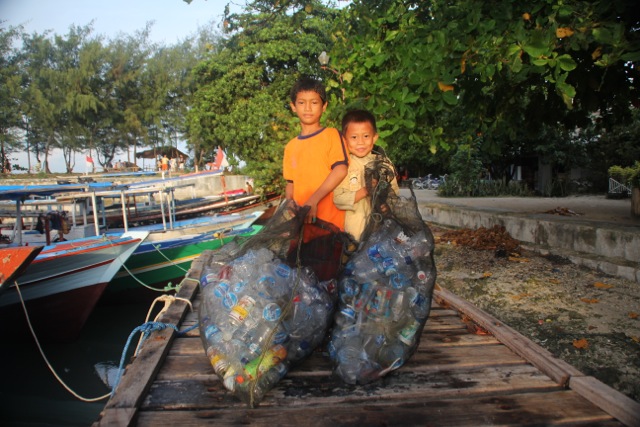 anak-anak mengumpulkan sampah