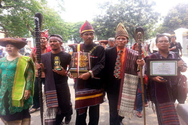 Tiga penerima kalpataru dan wana lestari dari Sumut. Mereka adalah Marandus Sirait dari Kabupaten Samosir mengembalikan penghargaan wana lestari dan kalpataru. Lalu, Wilmar Simandjorang (kemeja oranye) dari Kabupaten Toba Samosir mengembalikan wana lestari dan Hasoloan Manik dari Kabupaten Dairi menyerahkan kalpataru, beberapa tahun lalu. Foto: Sapariah Saturi