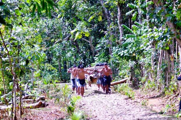 Warga adat Kajang, yang ketat menjaga alam hingga hutan terjaga dengan baik. Mereka sudah pengakuan dari daerah, ada SK Bupati sampai perda. Penetapan hutan adat mereka kirimkan ke KLHK sejak 2015, tetapi hampir tutup tahun 2016, belum ada kabar berita. Foto: Wahyu Chandra