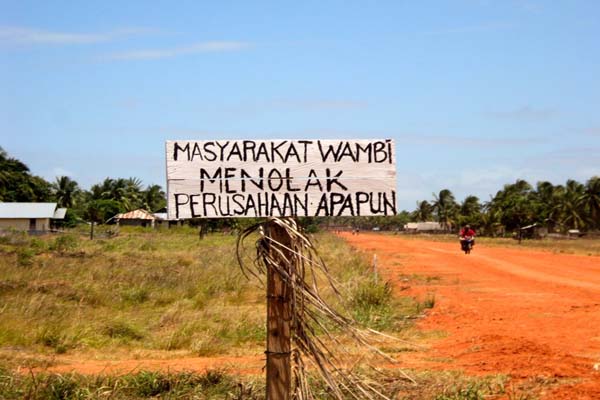 Salah satu palang ditancapkan di Kampung Wambi di Wambi, Merauke, menolak masuknya perusahaan yang bakal mengancam kehidupan mereka. Kala itu juga pemerintah sedang galakkan proyek pangan dan energi skala besar di Merauke, Papua, lewat,Merauke Integrated Food and Energy Estate. Foto: Agapitus Batbual/ Mongabay Indonesia