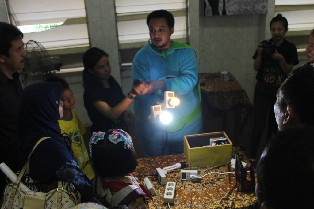 Aktivis Lingkungan dari Tunas Hijau menunjukkan peralatan elektronik yang hemat energi dan yang boros energi. Foto : Petrus Riski