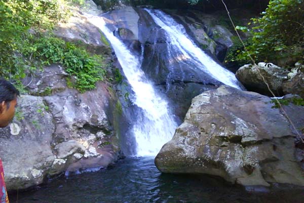 Salah satu potensi air terjun yang bisa menjadi aset wisata alam di Nagari Sei Buluh. Ia akan jadi salah satu tujuan musisi yang mencipta lagi soal hutan Indonesia. Foto: Benny 