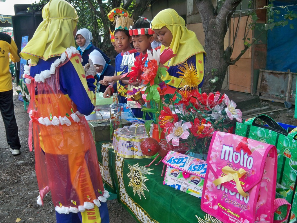 Kerajinan tangan dari sampah daur ulang. Foto : Petrus Riski