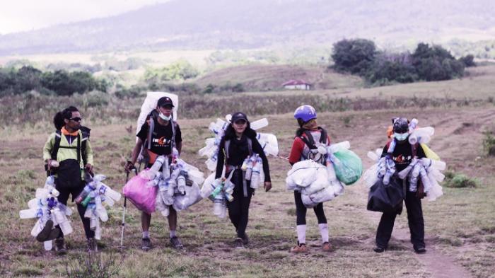 Komunitas Gimbal Alas dan sampah yang mereka kumpulkan sepanjang perjalan menuju Puncak Gunung Rinjani. Foto : Komunitas Gimbal Alas