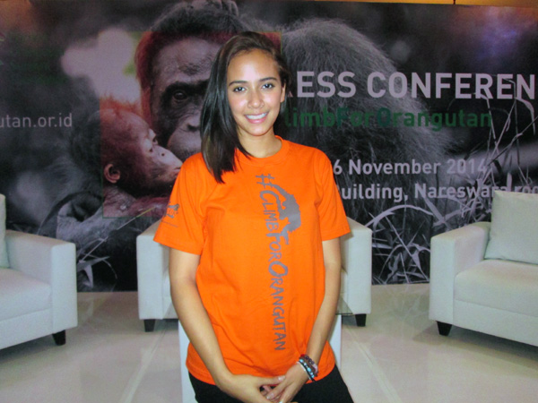 Nadine Alexandra saat acara #ClimbForOrangutan 2014. Kepeduliannya terhadap orangutan dilakukan dengan mengadopsi orangutan bernama Jumbo. Foto: Rahmadi Rahmad