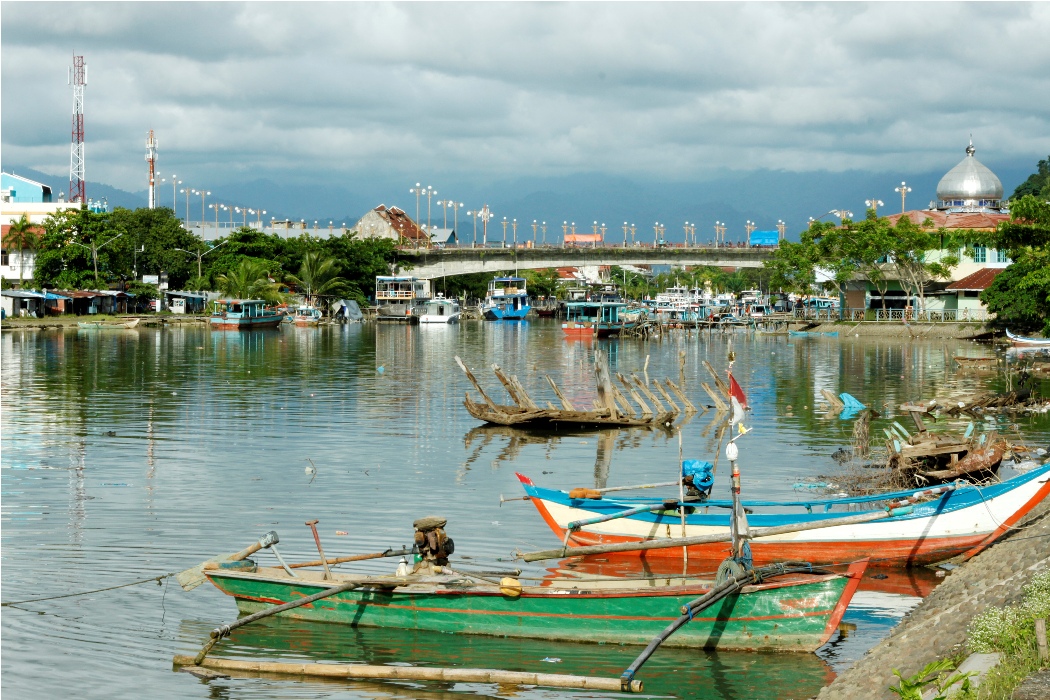 Bangkai kapal dibiarkan lapuk dan tenggelam di dasar sungai Batang Arau, kawasan Muaro, dengan latar belakang Jembatan Sitti Nurbaya kota Padang. Foto : Riko Coubut