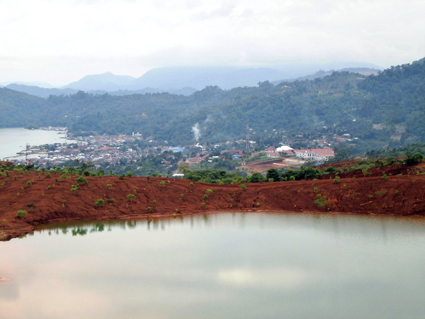 nilah lahan pasca-tambang PT. MPR yang masih menganga. Warga Ganda-ganda cemas, karena lokasinya yang berada di atas permukiman. Foto: Wardi Bania 