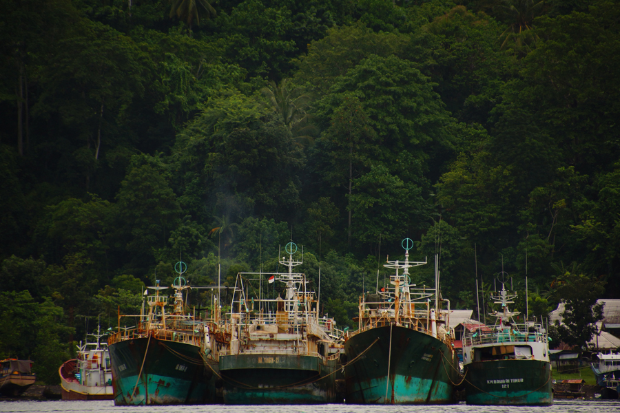 Beberapa kapal berbobot besar bersandar di salah satu pelabuhan di Sulawesi Utara. Foto : Wisuda