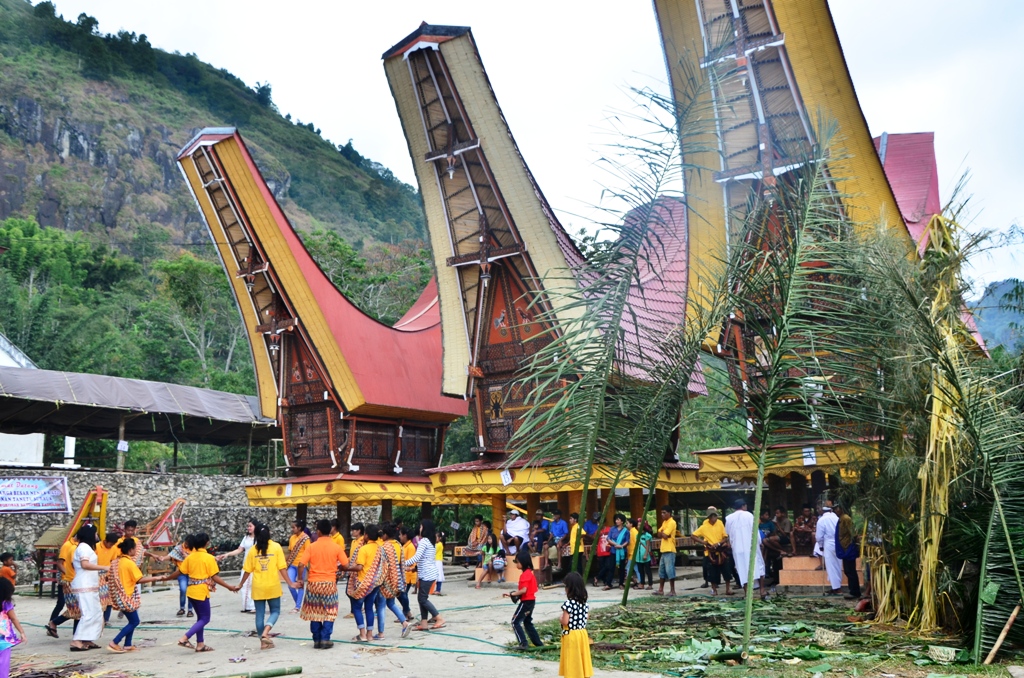 Masyarakat adat Tangsa di Kabupaten Enrekang yang berbatasan dengan Kabupaten Tana Toraja , Sulawesi Selatan, masih memiliki ritual budaya yang masih lestari hingga saat ini. Terdapat sekitar 19 komunitas adat di Enrekang yang tercatat di AMAN, yang masih sangat kuat memegang adat istiadat warisan leluhur. Foto : Wahyu Chandra