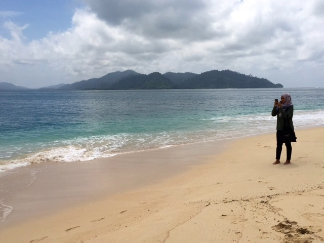 Pantai Pulau Um, Sorong, Papua Barat, indah dan bersih menjadi tujuan wisata. Pulau ini merupakan pulau konservasi masyarakat adat Malaumkarta. Foto: Sapariah Saturi