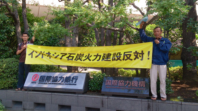 Aksi warga Batang ke Jepang. Mereka menyerahkan surat gugatan ke JBIC, bank yang akan mendanai proyek PLTU Batang. Foto: Greenpeace