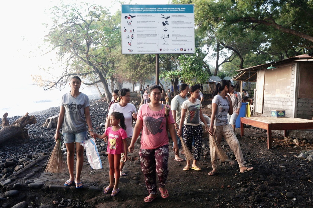 Warga bergotong royong membersihkan pantai Tulamben, Karangasem, Bali demi keindahan pantainya. Clean up pantai Tulamben merupakan salah satu kegiatan komunitas Pemandu Selam Lokal Tulamben. Foto : Luh De Suriyani