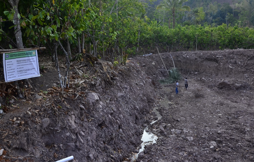 Masyarakat secara swadaya menyiapkan lahannya sebagai lokasi pembuatan embung, seperti yang dilakukan oleh Rahim di Desa Pasui, Kecamatan Pasui, Enrekang, Sulsel. Foto : Wahyu Chandra