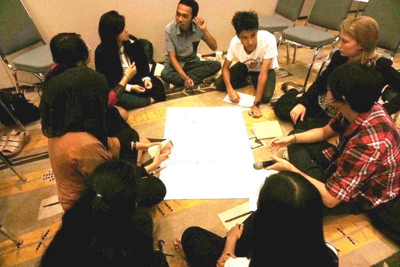 Suasana diskusi Youth Energy Forum yang mempresentasikan dan membahas berbagai program energi ramah lingkungan. Youth Energy Forum merupakan bagian dari acara Renewable Energy Forum, di Nusa Dua, Bali, pertengahan Oktober 2015. Foto : Luh De Suriyani