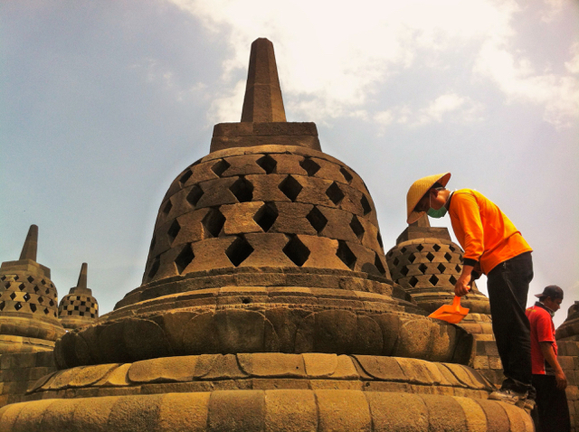Pembersihan Stupa: Petugas membersihkan stupa Borobudur.Foto: Nuswantoro