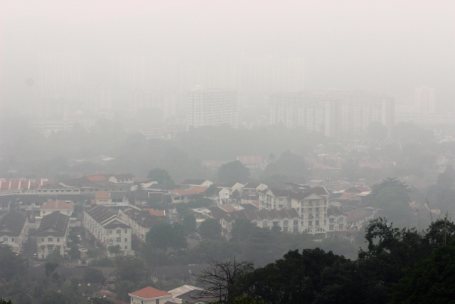 Kabut asap di Penang, Malaysia, 21 Oktober lalu kiriman dari Sumatera. Kini, asap di Sumatera mulai berkurang karena hujan mulai turun sejalan dengan pemadaman terus berlanjut. Dari satelit, sebaran asap tebal ada di sekitar Sumatera. Foto: Sapariah Saturi