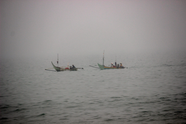 Meskipun kabut asap pekat di perairan Sumbar, nelayan masih melaut. Foto: Sapariah Saturi