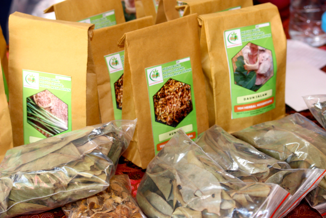 Teh-teh herbal dan tanaman-tanaman yang tumbuh di sekitar negeri ini seperti daun salam, kunyit, pegagan, secang, bunga rosela dan lain-lain yang diproduksi Pesantren Ekolofi Ath-Thariq, Garut. Foto: Sapariah Saturi