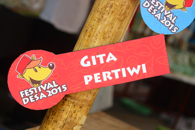 Festival Desa, agenda tahunan yang selenggarakan sejak 2015 untuk mempromosikan produk lokal dari pangan petani sampai masyarakat pesisir, maupun produk-produk kerajinan warga yang bersahabat dengan alam. Foto: Sapariah Saturi
