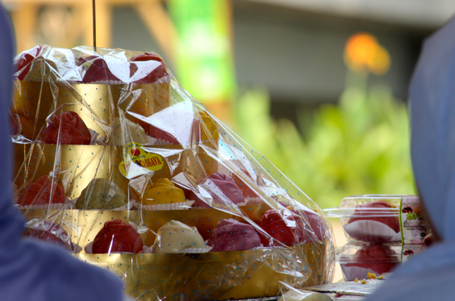 Kue-kue ini dibuat dari singkong, sebagai pengganti terigu atau beras. Foto: Sapariah Saturi