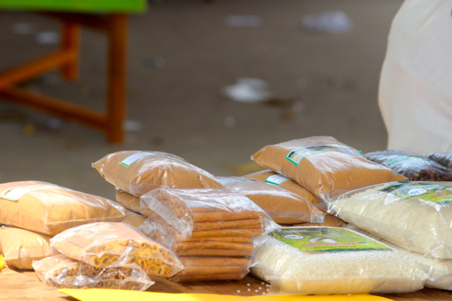 Beras organik, kayu manis, gula aren yang diproduk dengan cara-cara bersahabat dengan alam. Foto: Sapariah Saturi