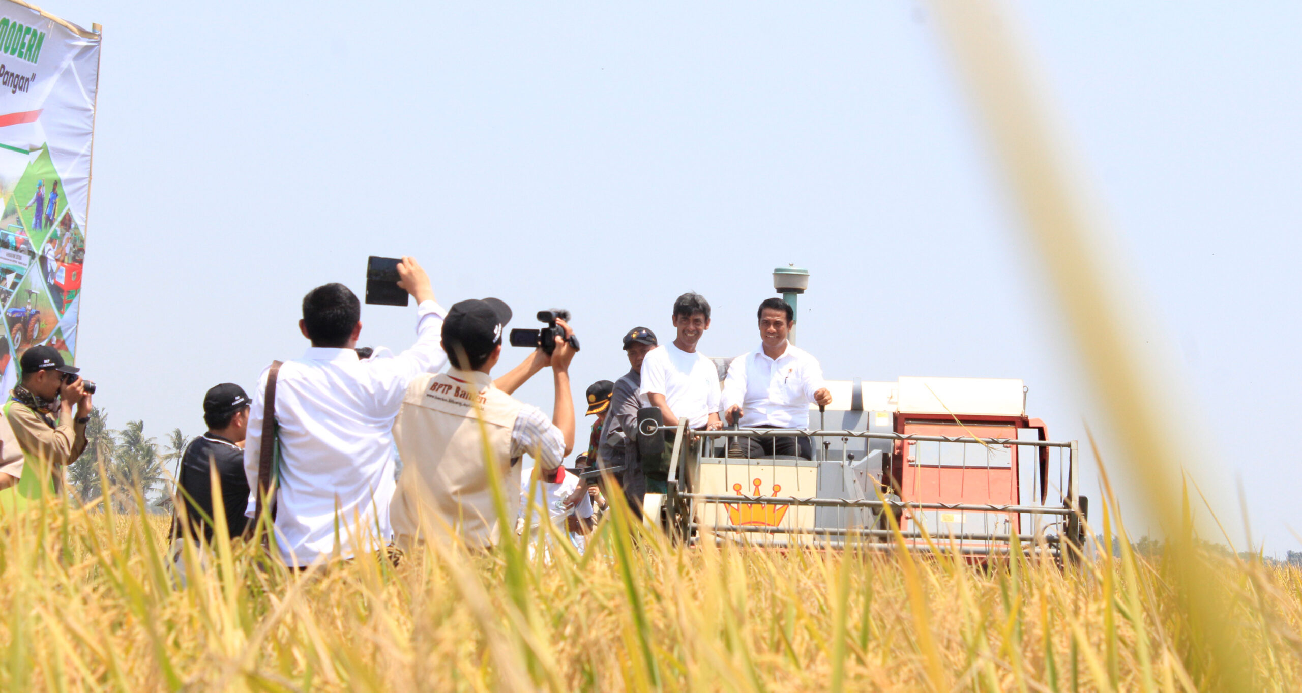 Menteri Pertanian, Andi Amran Sulaeman (kanan) memanen padi menggunakan mesin combain harvester sebagai langkah memodernisasi pertanian dalam acara Gelar Teknologi Pertanian Modern bertema Modernisasi Pertanian untuk Swasembada Pangan, di Desa Gardu Mukti, Kecamatan Tambak Dahan, Kab. Subang Jawa Barat, pada Selasa (20/10/2015). Acara tersebut adakan untuk sosialisasi modernisasi pertanian guna mewujudkan swasembada pangan nasional. Foto : Donny Iqbal