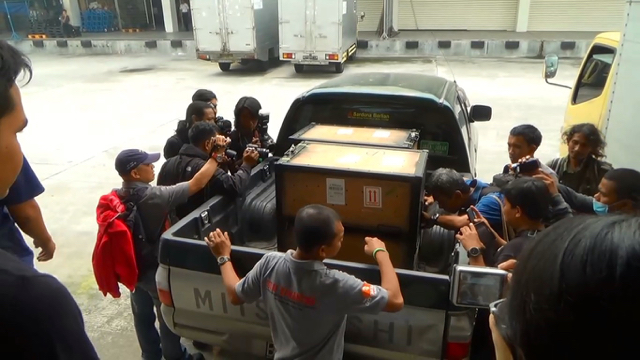 Kerumunan wartawan kala menyambut kepulangan dua anak orangutan yang diselundupkan ke Malaysia dan berhasilkan digagalkan di bandara Malaysia. Foto: Ayat S Karokaro