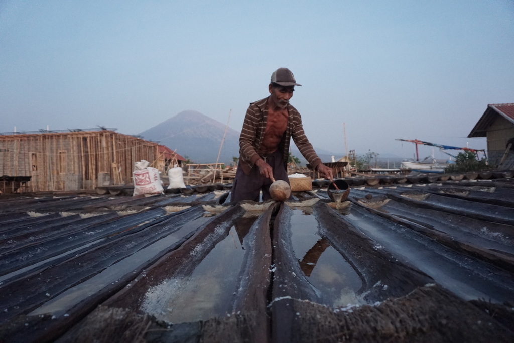 Petani di Amed, Desa Purwakerthi, Karangasem, Bali memanen garam dari palungan (batang kelapa dibelah). Garam dari Amed dikenal kaya akan mineral dan tidak pahit. Foto : Luh De Suriyani