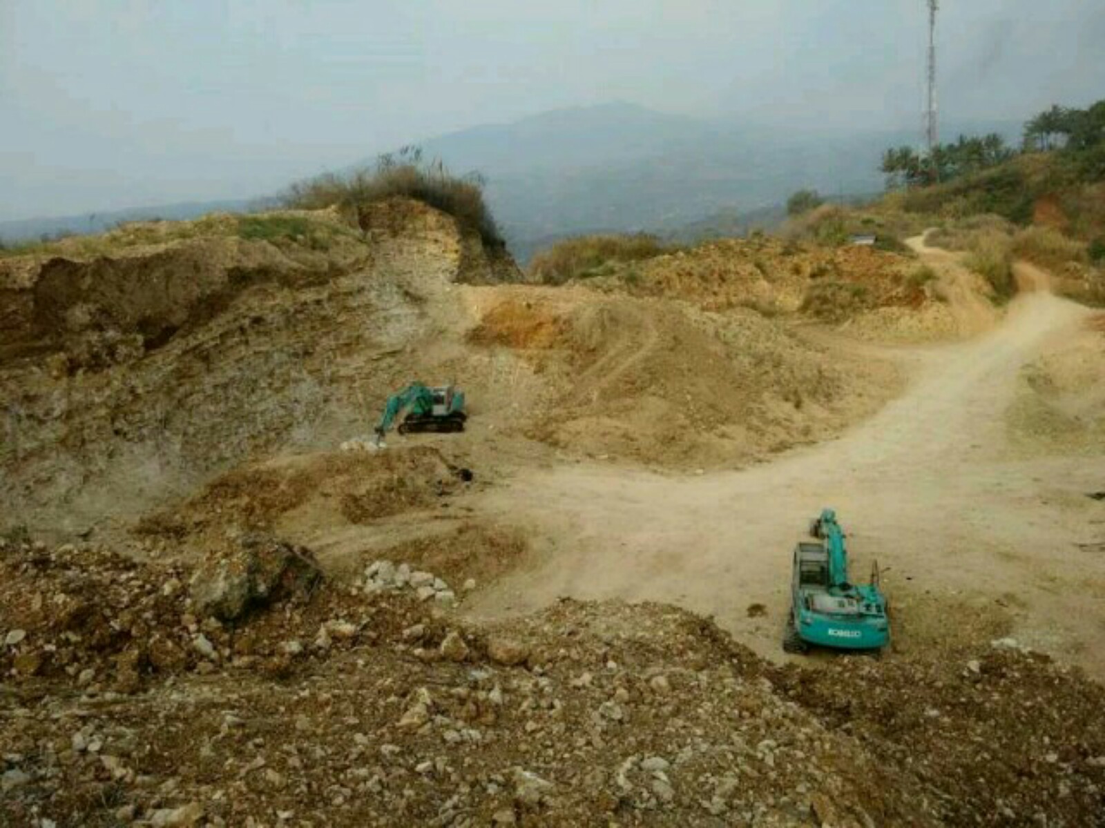 Alat berat yang digunakan untuk aktivitas penambangan karts yang beroperasi di kawasan Gunung Hawu, Padalarang, Bandung Barat, Jawa Barat. Keberadaan pertambangan tersebut mengganggu ekosistem di kawasan tersebut.Foto : Bayu Aulia/Perimatrik Mapala Telkom