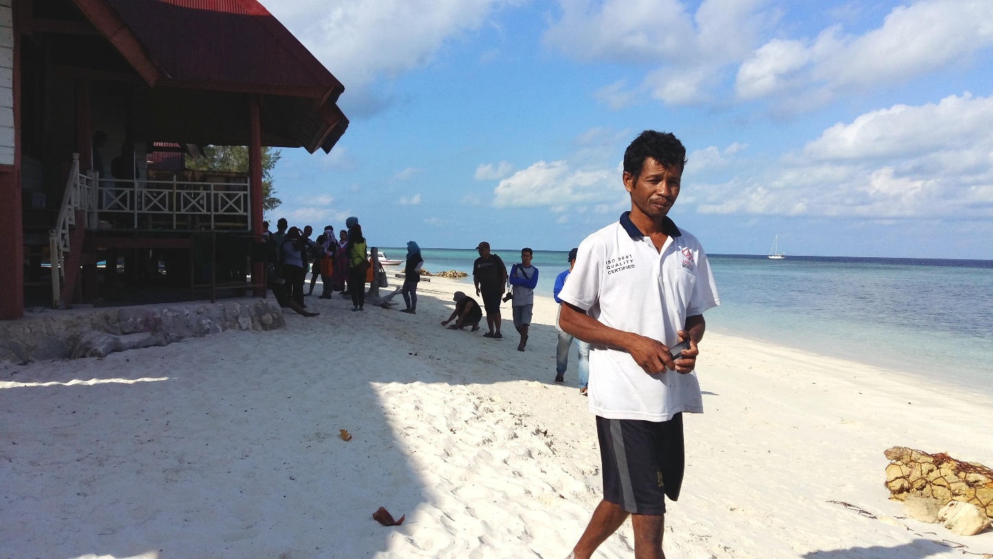 Pulau Tinabo adalah pulau kecil posko TN Takabonerate, Sulawesi Selatan dengan keindahan alam dan pantai pasir putihnya. Di pulau ini terdapat sejumlah resort yang disewakan dengan harga murah, meskipun dengan fasilitas terbatas. Air bersih sulit diperoleh dan hanya mengandalkan dari air hujan serta air yang dibawa sendiri dai Pulau Selayar. Foto : Syamsu Rizal