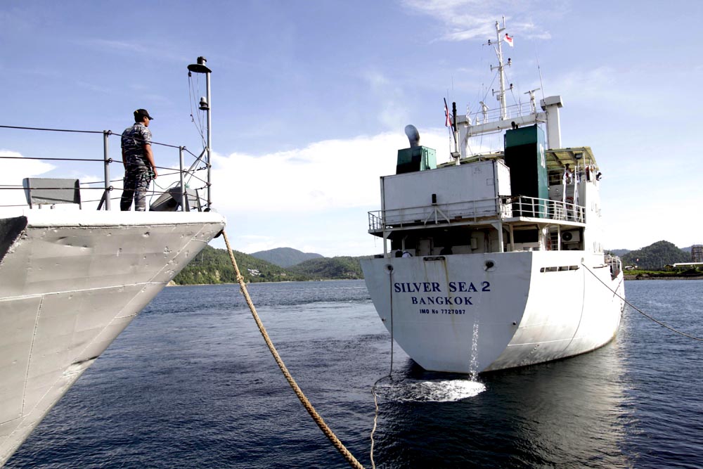 Kapal Silver Sea 2 ini tidak memiliki Surat Izin Kapal Pengangkut/Pengumpul Ikan (SIKPI) dan bukan kapal penangkap ikan. Kapal ini juga mengibarkan bendera Indonesia untuk mengelabui petugas. Foto: Junaidi Hanafiah