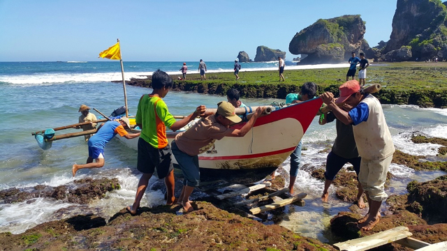 Nelayan kecil, yang kerab menjadi korban kebijakan dan masih sedikit kebijakan yang memberikan perhatian kepada mereka. Foto: Tommy Apriando