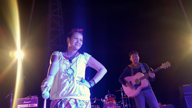 Aksi Melanie Subono diatas panggung, menyuarakan persoalan sosial dan lingkungan. Foto: Tommy Apriando