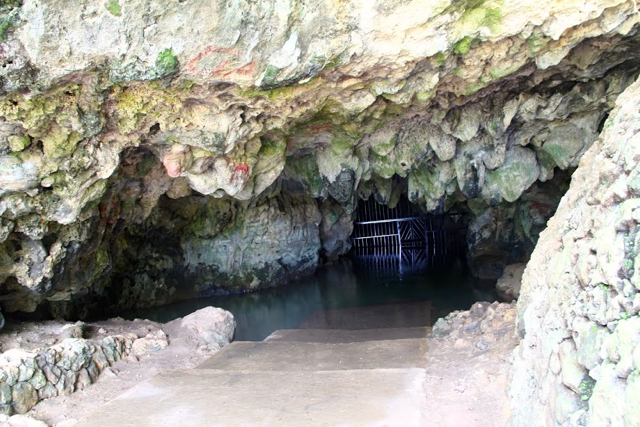 Mulut Goa Pancur di Kecamatan Kayen, Pati ini terancam hilang karena hadirnya pertambangan semen di Pegunungan Kendeng Utara. Foto: Tommy Apriando