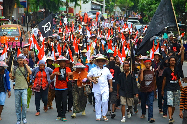 Langkar berderap maju, ribuan petani menjemput keadilan untuk kelestarian pegunungan kendeng. Foto: Tommy Apriando