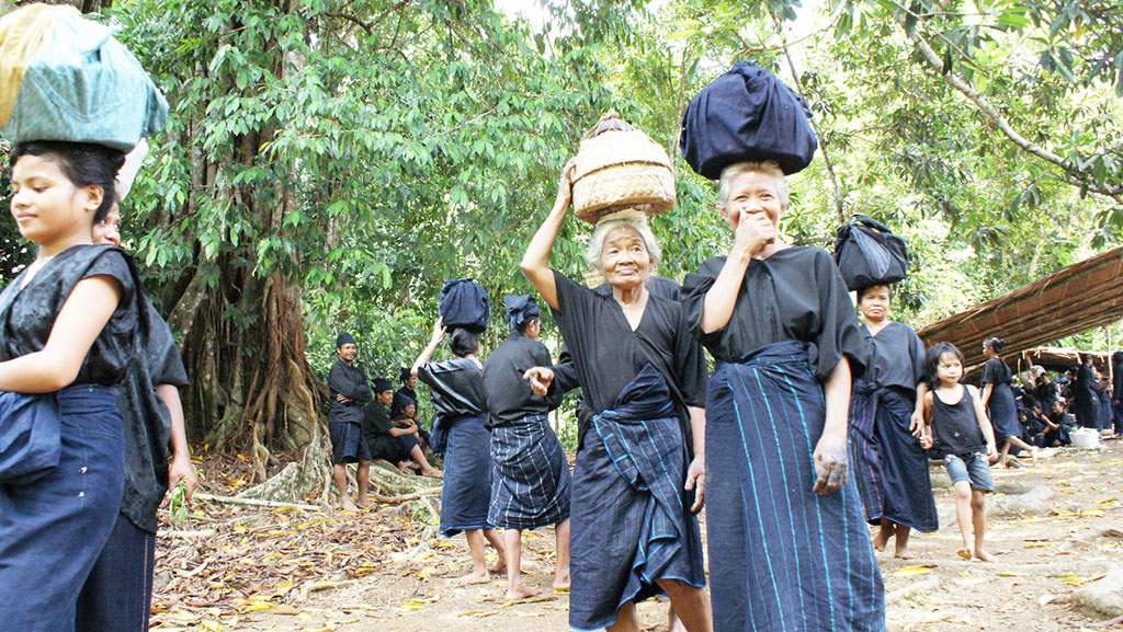 Masyarakat Adat Ammatoa Kajang, Bulukumba, Sulsel, identik dengan pakaian hitam-hitam. Pakaian hitam yang mereka gunakan untuk ritual diproduksi sendiri melalui alat tenun sederhana, berbahan baku dari tumbuh-tumbuhan sekitar hutan sebagai bahan pewarna. Foto : Wahyu Chandra