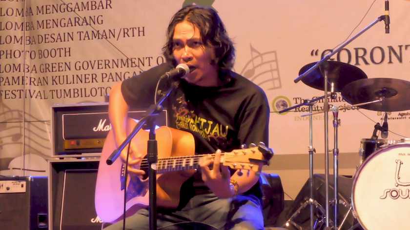 Robi "Navicula" ketika menyanyikan lagu-lagunya di taman kota Gorontalo, Minggu 8 November 2015. Lirik lagu yang dibawakan bertema lingkungan dan sosial. Foto: Christopel Paino