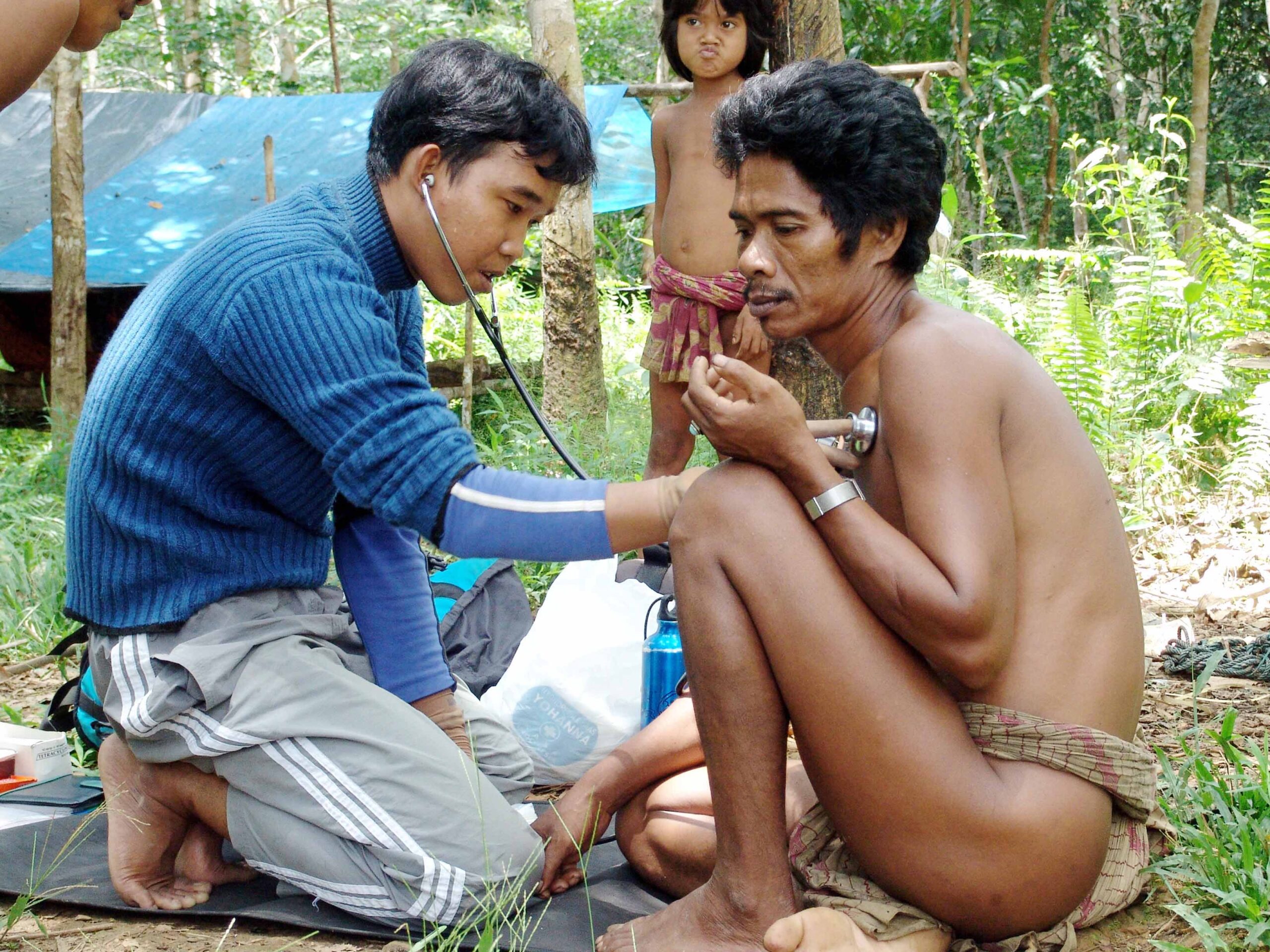 Mengecek kesehatan Orang Rimba yang dilakukan oleh Fasilitator Warsi. Foto: Laender/ Dok KKI Warsi