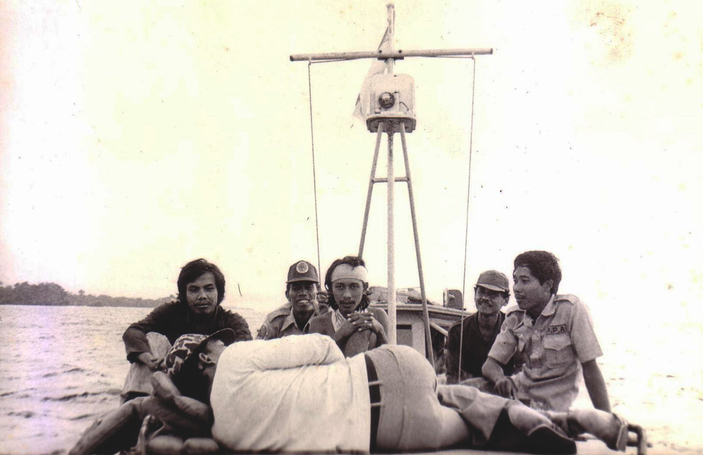 Survei dan monitoring terkait persebaran badak yang dilakukan Mang Eeng muda bersama tim. Foto: Dok. Haerudin R. Sadjudin