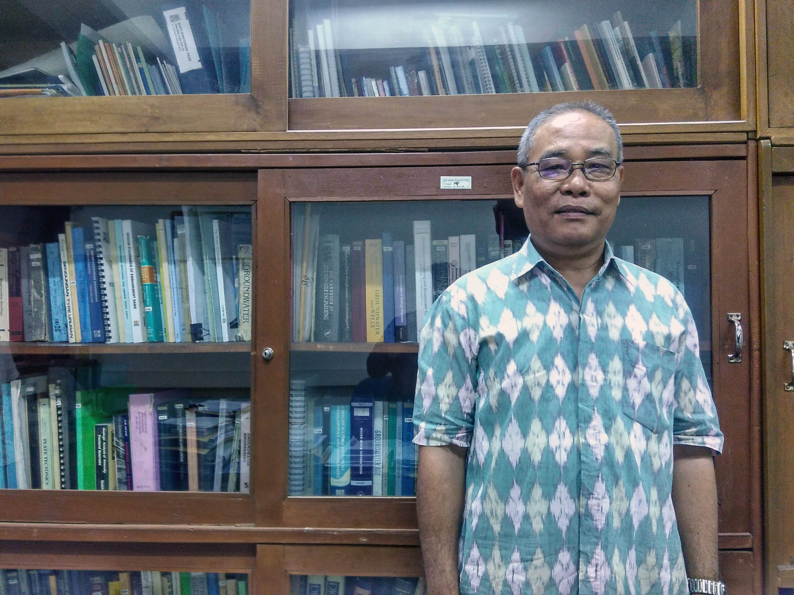 Profesor Lambok Hutasoit, ahli Hidrogeologi Institut Teknologi Bandung (ITB) yang meneliti penurunan muka air tanah (MAT) di kota Bandung. Penurunan muka air tanah di kawasan kota Bandung sudah mencapai 75 meter. Foto : Dony Iqbal