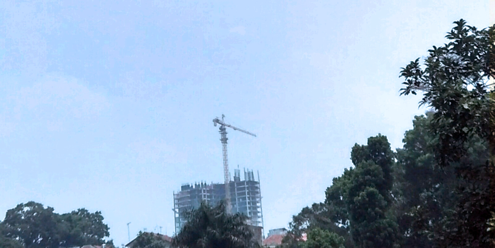 Pembangunan di kota Bandung, seperti gedung yang tidak mempertimbangkan dukung lingkungan menjadi penyebab krisis air di Bandung, yang memicu penurunan muka air tanah. Penurunan muka air tanah di kawasan kota Bandung sudah mencapai 75 meter. Foto : Dony Iqbal