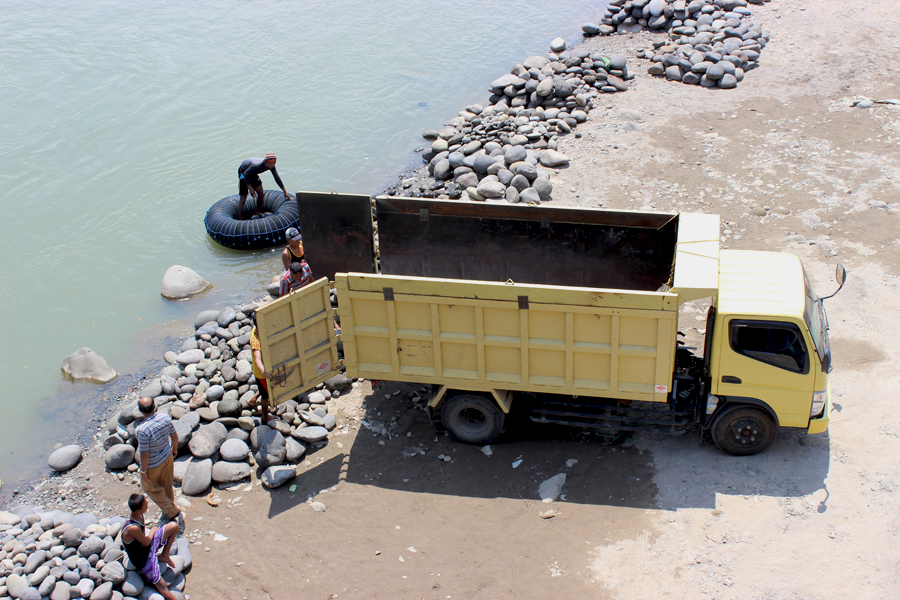 Penambangan pasir dan batu yang marak di sejumlah sungai di Sumatera Selatan. Foto: Rahmadi Rahmad