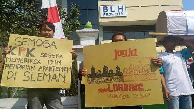 Aksi warga Sleman meminta BLH Yogyakarta, menolak dokumen lingkungan apartemen The Palace. Foto: Tommy Apriando