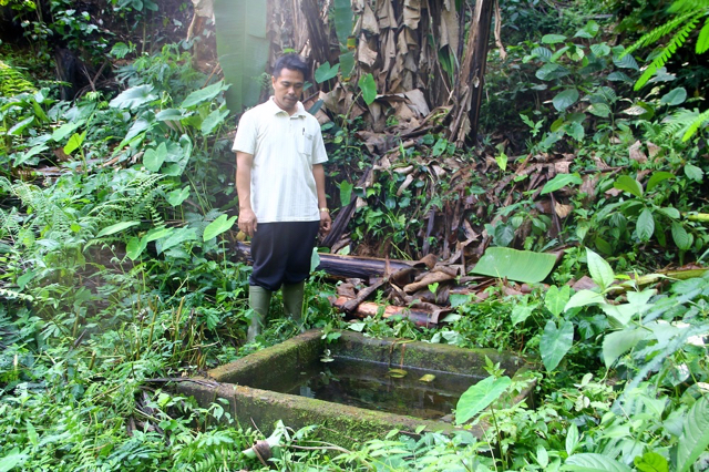 Neman menujukkan lokasi sumber air Pucung. Foto: Tommy Apriando