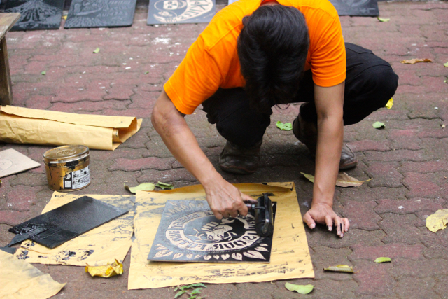 Sablon Cukil Taring Babi, yang menyajikan sablon dengan pesan-pesan soal lingkungan, seperti Stop Eksploitasi Hutan, Renewable Energy Save Our Future dan lain-lain. Foto: Sapariah Saturi