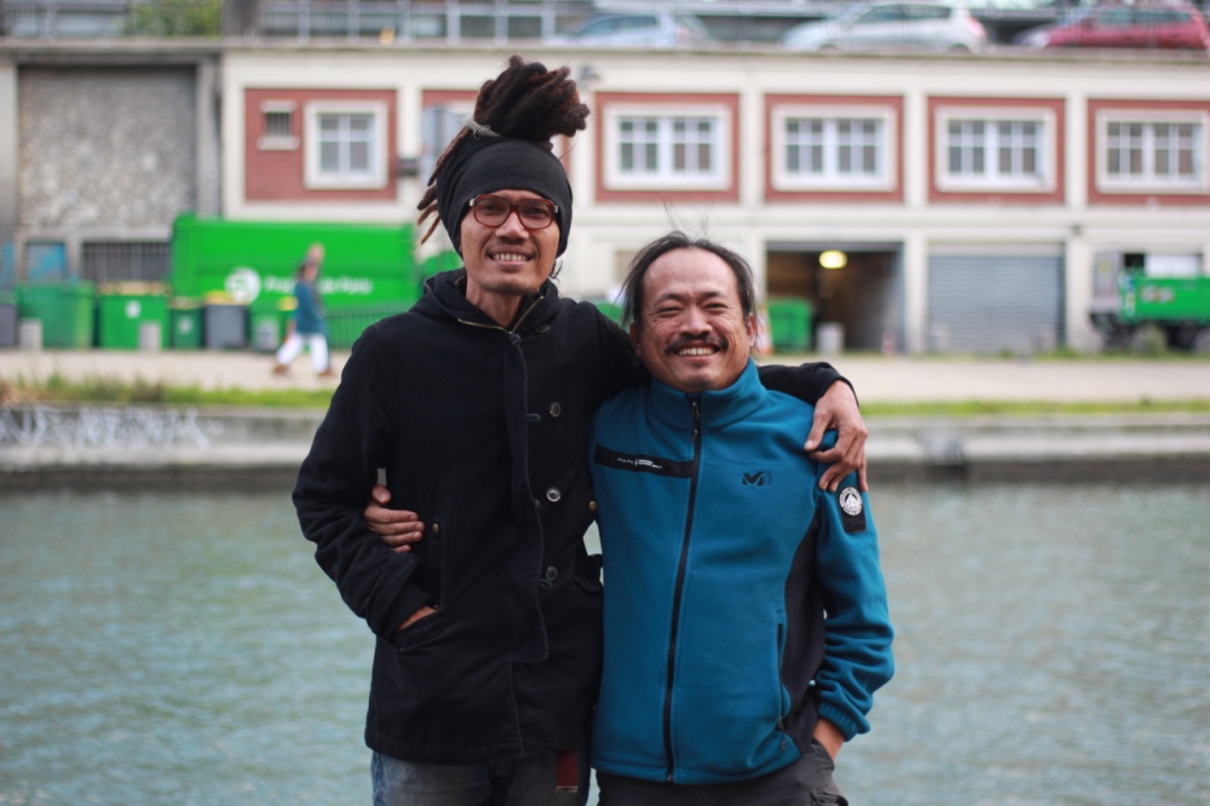 Dadang Pranoto (kiri), gitaris band Navicula dan vokalis Dialog Dini Hari (DDH) dan Nanang Sujana, pendiri sekaligus pembuat film utama INFIS berfoto bersama di Paris, Perancis. Dadang datang ke Paris untuk mengampanyekan suara masyarakat adat di konferensi perubahan iklim COP21 Paris. Foto : Anton Muhajir