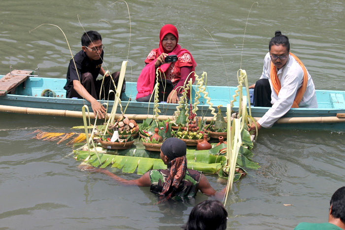 Larung 7 tumpeng di Sungai Surabaya sebagai wujud syukur terjaganya sungai dan ikan untuk kehidupan manusia. Foto: Petrus Riski