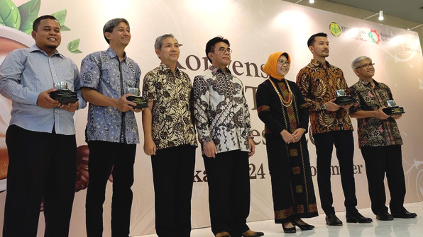 Rio Dewanto yang makin cinta kopi Indonesia. Foto: Istimewa