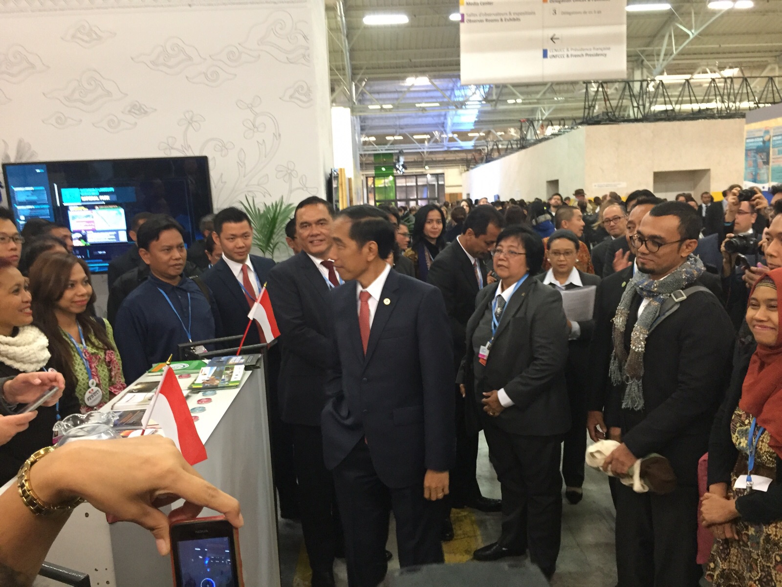 Presiden Joko Widodo mengunjungi Pavilion Indonesia usai menyampaikan pandangan Indonesia tentang penanganan perubahan iklim dalam sesi Leaders Event pada Konferensi Perubahan Iklim atau Conference of the Parties (COP) ke-21 di Paris, Perancis pada Senin (30/11/2015)sore waktu setempat atau Senin malam WIB. Foto : Delegasi RI COP21